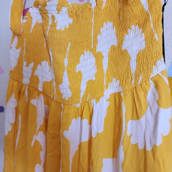 DVF Smocked Tie Strap Ginkgo Yellow Midi Dress NWT Size Medium - Picture 4 of 7